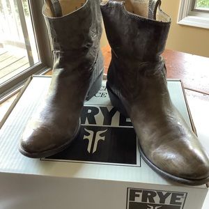 Frye, Carson short tab boots. Size 10